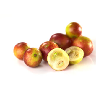 Aufgeschnittene Acerola-Camu-Camu mit Früchten im Hintergrund