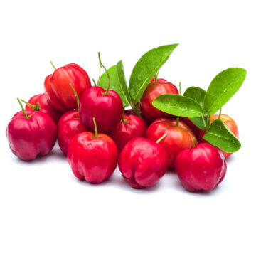 Acerola-Camu-Camu umgeben von grünen Blättern