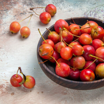 Schüssel voller Acerola-Camu-Camu Früchte