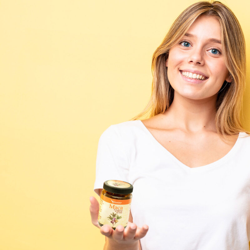 Präsentation der HANDO® Maca Produktverpackung Frau präsentiert HANDO® Maca Verpackung