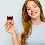 Dame präsentiert HANDO® Reishi-Verpackung Vitalpilz Reishi Extrakt kaufen, Geprüftes Reishi-Pulver in Premiumqualität, Extrakt und Vitalpilzpulver Kapseln, Naturheilkraft in geprüfter Qualität, Reishi Extrakt Kapseln, Original